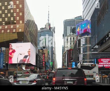 New York , New York, USA. 1 février, 2018. Voir en roulant vers le bas à l'Ouest 42e rue à Manhattan, sur un après-midi de semaine Banque D'Images