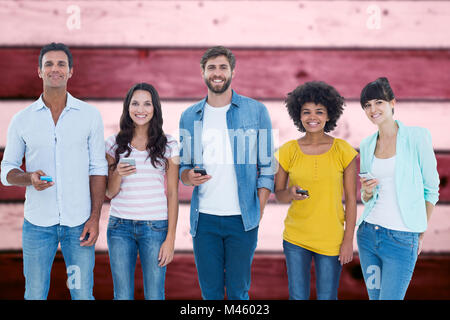 Image composite de collègues créatifs avec les smartphones Banque D'Images