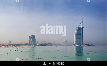 Dubaï, Émirats arabes unis - Mars 30, 2017 : l'horizon du soir avec le Burj Al Arab et de la plage de Jumeirah Hotels et la plage de Jumeriah ouvert. Banque D'Images