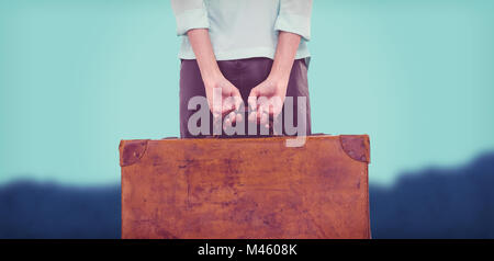 Libre de hipster woman holding suitcase Banque D'Images