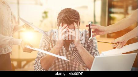 Image composite de businessman stressé au travail Banque D'Images