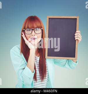 Portrait of woman holding hipster tableau noir Banque D'Images