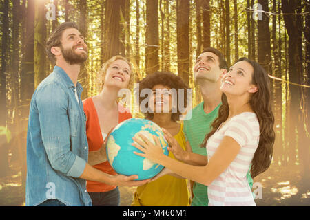 Image composite de jeunes gens d'affaires créatifs avec un globe Banque D'Images