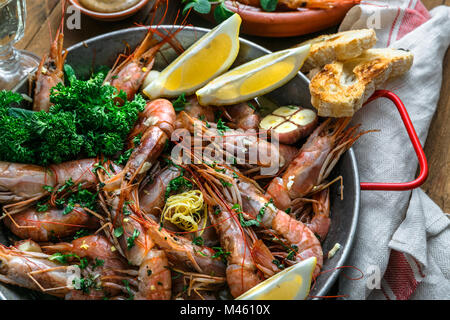 Crevettes gambas rôties au citron et l'ail dans poêle de fer. Vue d'en haut Banque D'Images