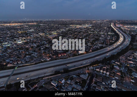 Nuit Vue aérienne de l'autoroute 105 à Los Angeles en Californie. Le trafic de matériel roulant sur les voies en direction ouest pause dans le progrès est visible. Banque D'Images