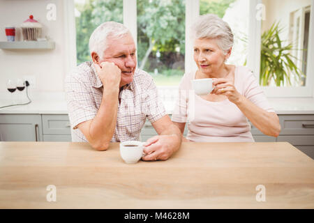 Couple de parler les uns aux autres tout en ayant le café Banque D'Images