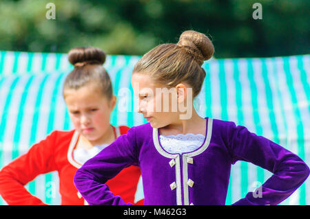 Les jeunes danseuses compétitive dans une danse à l'Highland Games Dundonald, Ayrshire, qui célèbre la culture traditionnelle écossaise Banque D'Images