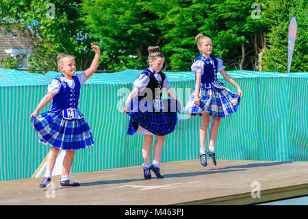 Les jeunes danseuses compétitive dans une danse à l'Highland Games Dundonald, Ayrshire, qui célèbre la culture traditionnelle écossaise Banque D'Images