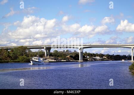 Voile qui passe sous le pont de la rivière Moody, Matanzas, Flagler Beach, Floride Banque D'Images