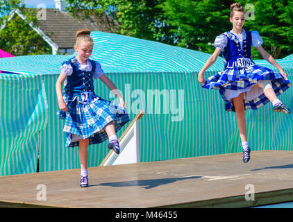 Les jeunes danseuses compétitive dans une danse à l'Highland Games Dundonald, Ayrshire, qui célèbre la culture traditionnelle écossaise Banque D'Images