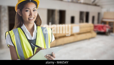 Image composite de l'architecte femme avec casque jaune et plans Banque D'Images