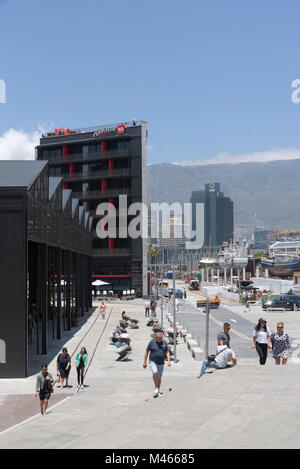 V&A Waterfront à Cape Town Afrique du Sud. Radisson Hotel nouvellement ouvert rouge avec un fond de Table Mountain et du quartier des affaires. Décembre 2017. Banque D'Images