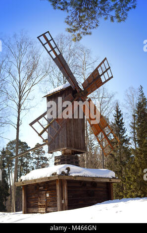 Ancien moulin en bois dans le musée en plein air, l'île de Seurasaari Banque D'Images