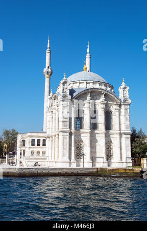 La mosquée Ortakôy sur le Bosphore à Istanbul, Turquie Banque D'Images