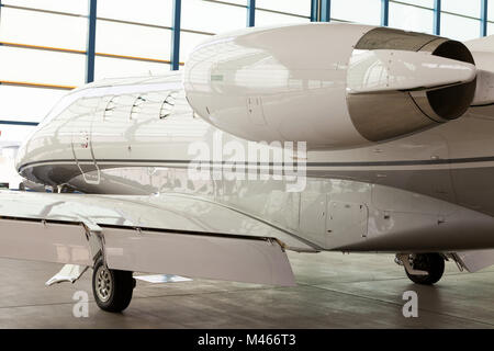 Petite salle de corporate jet dans un hangar Banque D'Images