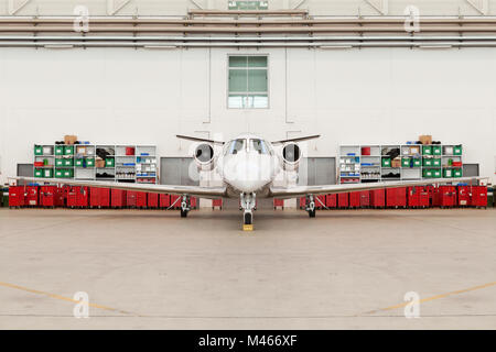 Vue avant du Petit Airplane in hangar Banque D'Images