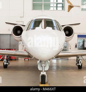 Petite salle de corporate jet dans un hangar Banque D'Images