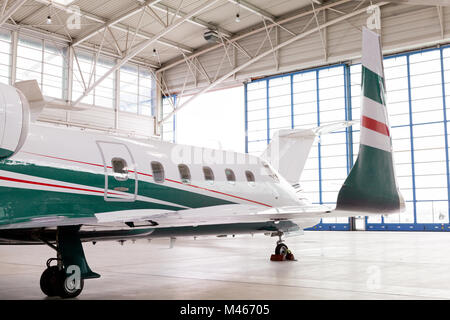 Petite salle de corporate jet dans un hangar Banque D'Images