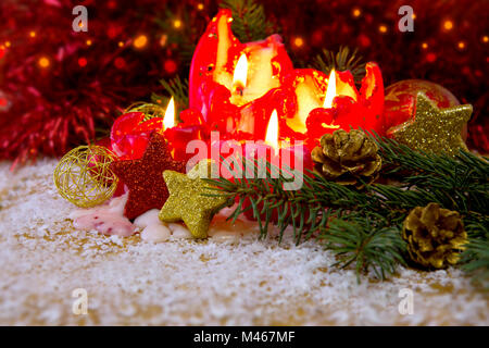 Quatre bougies de l'avent rouge avec décoration de Noël et de la neige. Banque D'Images