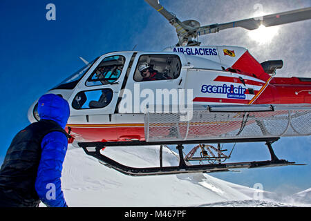 L'héliski, Air Glaciers Hélicoptère Eurocopter AS 350B3 Ecureuil laissant tomber les skieurs sur le pic de Äbeni Flue, Berness Alpes, Suisse Banque D'Images