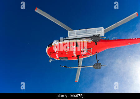 L'héliski, Air Glaciers Hélicoptère Eurocopter AS 350B3 Ecureuil décoller après avoir laissé tomber les skieurs sur le pic de Äbeni Flue, Berness Alpes, Suisse Banque D'Images