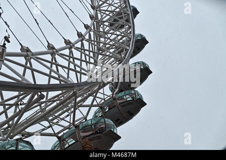 London Eye la neige qui tombe. Angleterre, Royaume-Uni Banque D'Images