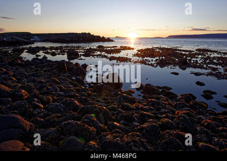 Unbewohnte isländische Drangey ist eine Insel, die in der Mitte des Fjordes gelegen Skagafjörður. Banque D'Images