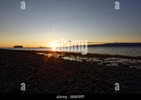 Unbewohnte isländische Drangey ist eine Insel, die in der Mitte des Fjordes gelegen Skagafjörður. Banque D'Images