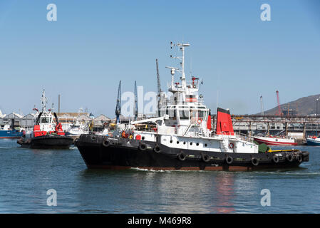 Deux remorqueurs de l'océan, Pinotage et Usiba en cours sur le port de Cape Town Afrique du Sud. Décembre 2017 Banque D'Images