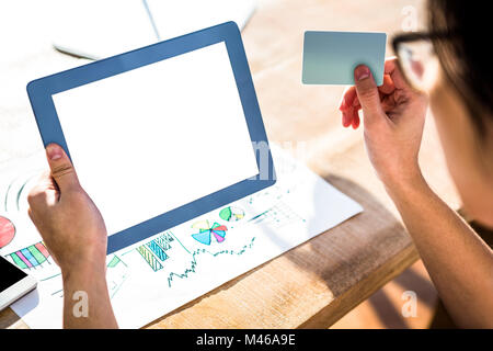Portrait of businessman using tablet hipster et une carte de crédit Banque D'Images