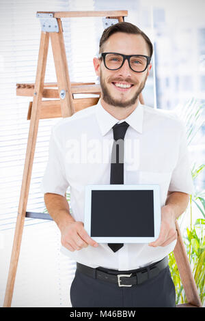 Image composite de geeky businessman showing his tablet pc Banque D'Images