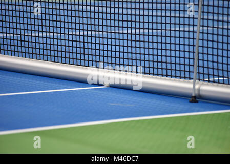 Disque bleu tennis court avec net avant la compétition Banque D'Images