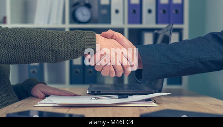 L'homme et la femme se serrer la main au cours d'une entente commerciale. Business Start up femme entrepreneur de faire à l'amiable avec de grandes sociétés société Banque D'Images