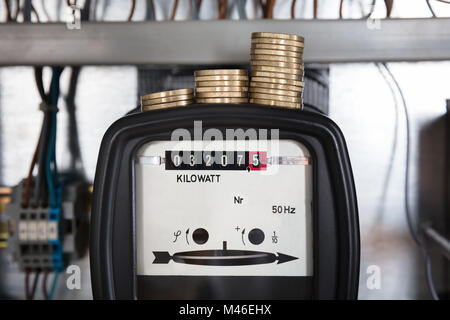 Close-up of a coin empilés sur mesure des compteurs d'électricité Kilowatt Banque D'Images