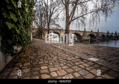 Vue d'hiver de Kampa sur le pont Charles à Prague, République Tchèque Banque D'Images