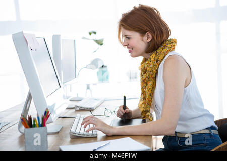 Hipster smiling business woman de taper sur son ordinateur Banque D'Images