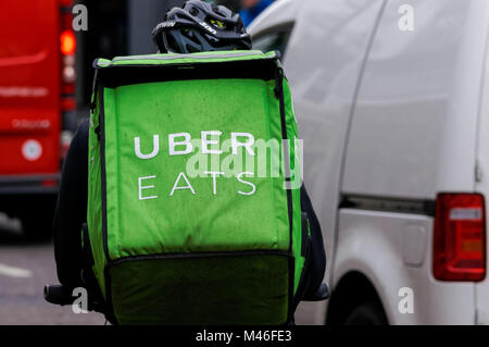 Uber mange delivery man, Londres Angleterre Royaume-Uni UK Banque D'Images