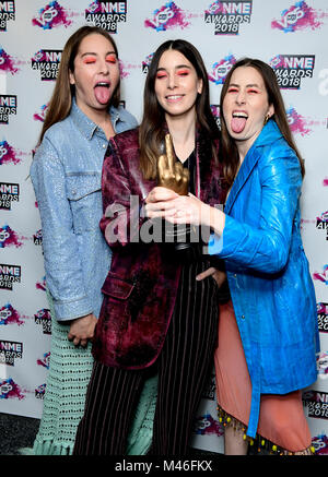 HAIM maintenant l'award du meilleur groupe international dans la salle de remise des prix à la VO5 NME Awards 2018 qui a eu lieu à l'O2 Brixton Academy, à Londres. Banque D'Images