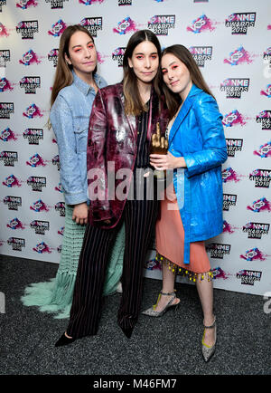 HAIM maintenant l'award du meilleur groupe international dans la salle de remise des prix à la VO5 NME Awards 2018 qui a eu lieu à l'O2 Brixton Academy, à Londres. Banque D'Images