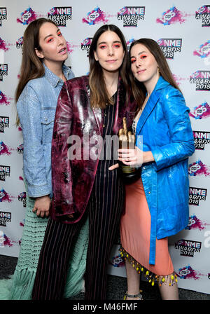 HAIM maintenant l'award du meilleur groupe international dans la salle de remise des prix à la VO5 NME Awards 2018 qui a eu lieu à l'O2 Brixton Academy, à Londres. Banque D'Images