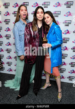 HAIM maintenant l'award du meilleur groupe international dans la salle de remise des prix à la VO5 NME Awards 2018 qui a eu lieu à l'O2 Brixton Academy, à Londres. Banque D'Images