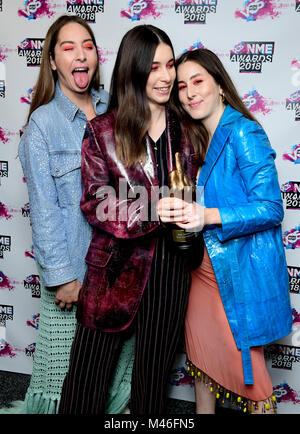 HAIM maintenant l'award du meilleur groupe international dans la salle de remise des prix à la VO5 NME Awards 2018 qui a eu lieu à l'O2 Brixton Academy, à Londres. Banque D'Images