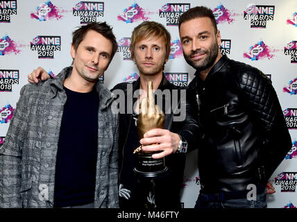 Matt Bellamy, Chris Wolstenholme et Dominic Howard de Muse maintenant l'award du meilleur groupe international dans la salle de remise des prix à la VO5 NME Awards 2018 qui a eu lieu à l'O2 Brixton Academy, à Londres. Banque D'Images