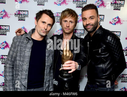 Matt Bellamy, Chris Wolstenholme et Dominic Howard de Muse maintenant l'award du meilleur groupe international dans la salle de remise des prix à la VO5 NME Awards 2018 qui a eu lieu à l'O2 Brixton Academy, à Londres. Banque D'Images