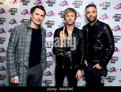 Matt Bellamy, Chris Wolstenholme et Dominic Howard de Muse maintenant l'award du meilleur groupe international dans la salle de remise des prix à la VO5 NME Awards 2018 qui a eu lieu à l'O2 Brixton Academy, à Londres. Banque D'Images