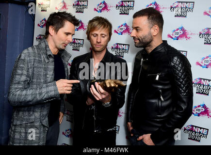 Matt Bellamy, Chris Wolstenholme et Dominic Howard de Muse maintenant l'award du meilleur groupe international dans la salle de remise des prix à la VO5 NME Awards 2018 qui a eu lieu à l'O2 Brixton Academy, à Londres. Banque D'Images