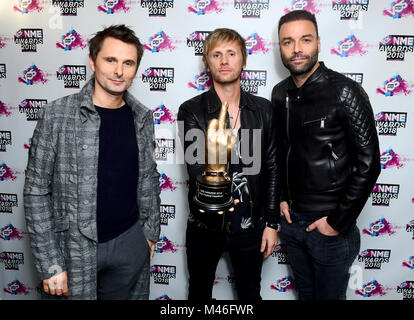 Matt Bellamy, Chris Wolstenholme et Dominic Howard de Muse maintenant l'award du meilleur groupe international dans la salle de remise des prix à la VO5 NME Awards 2018 qui a eu lieu à l'O2 Brixton Academy, à Londres. Banque D'Images