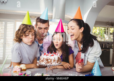 Enfants joyeux smearing cake Banque D'Images