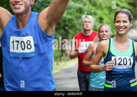 Athlète masculin de marathon de franchir la ligne d'arrivée Banque D'Images