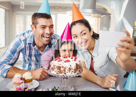 Famille heureuse de prendre pendant un anniversaire selfies Banque D'Images